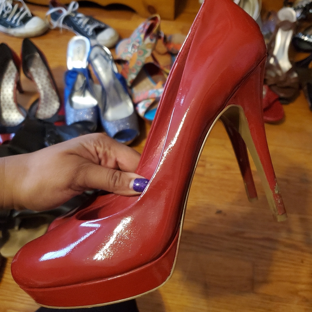 Red pumps - Picture 3 of 7